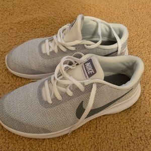 Women’s Nike Shoe size 8.5 white/ grey